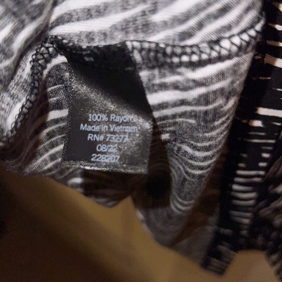 NWT Simply Vera Vera Wang Print Scoopneck Blouse Women’s XS Black Abstract - Picture 6 of 10